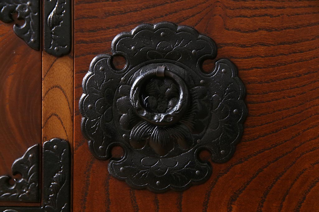 中古　岩谷堂箪笥　脚付リメイク　金具が存在感を放つ開き戸付き整理箪笥(チェスト、和タンス)