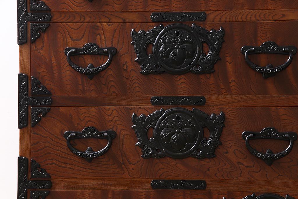中古　岩谷堂箪笥　脚付リメイク　金具が存在感を放つ開き戸付き整理箪笥(チェスト、和タンス)