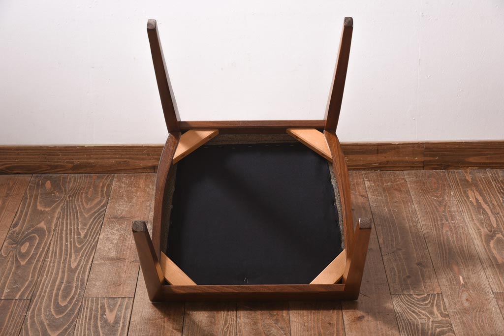 ヴィンテージ家具　北欧ビンテージ　G-PLAN(ジープラン)　しなやかなラインが魅力的なダイニングチェア(ワークチェア、椅子)(1)
