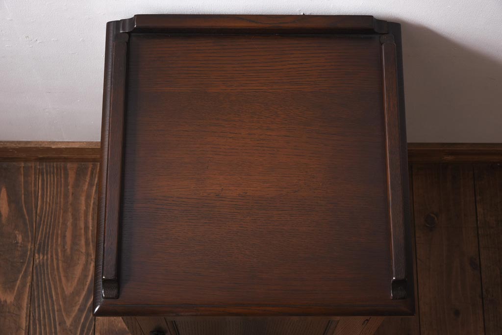 中古　イギリス輸入家具　オーク材　葡萄の彫刻がおしゃれなサイドテーブル(ナイトテーブル)(定価約12万円)(1)