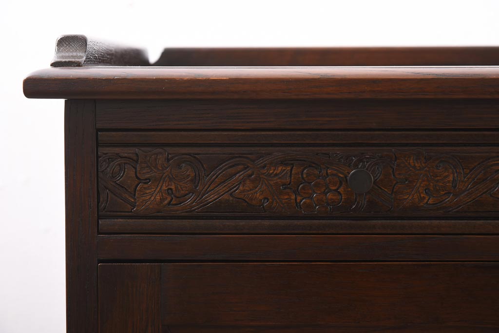 中古　イギリス輸入家具　オーク材　葡萄の彫刻がおしゃれなサイドテーブル(ナイトテーブル)(定価約12万円)(1)