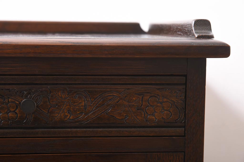 中古　イギリス輸入家具　オーク材　葡萄の彫刻がおしゃれなサイドテーブル(ナイトテーブル)(定価約12万円)(1)
