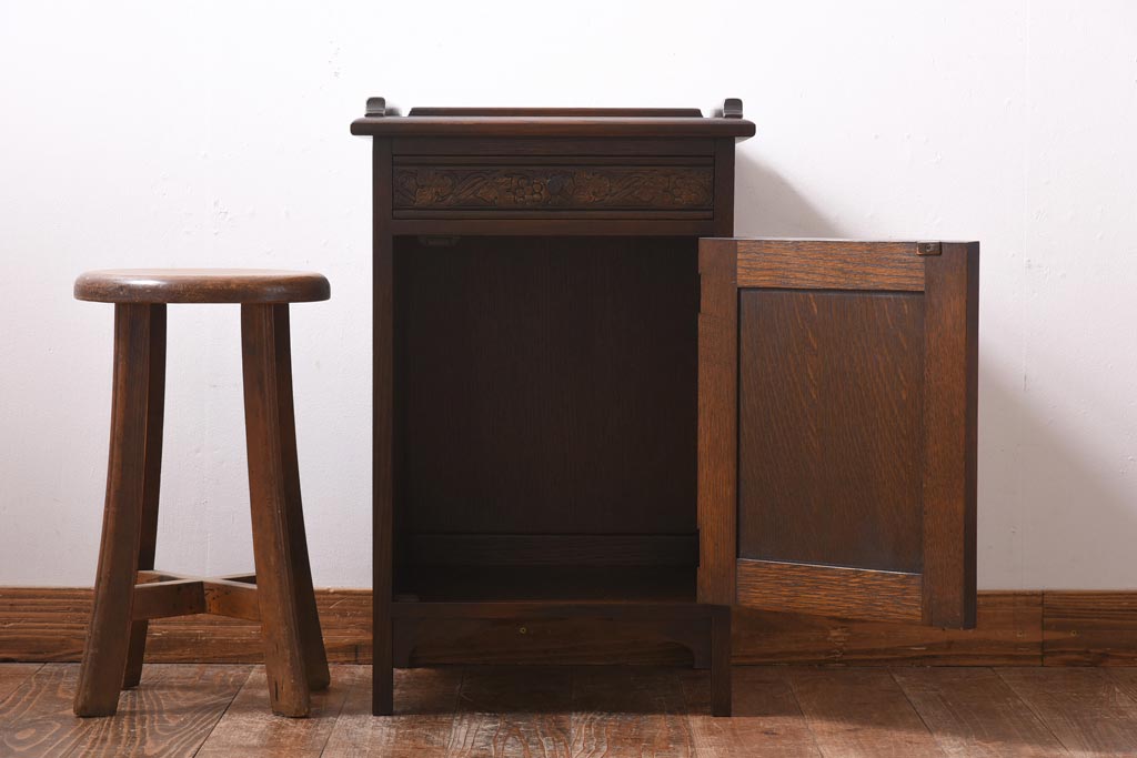 中古　イギリス輸入家具　オーク材　葡萄の彫刻がおしゃれなサイドテーブル(ナイトテーブル)(定価約12万円)(2)