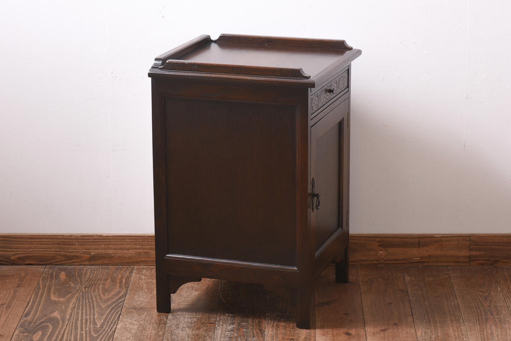 中古　イギリス輸入家具　オーク材　葡萄の彫刻がおしゃれなサイドテーブル(ナイトテーブル)(定価約12万円)(2)