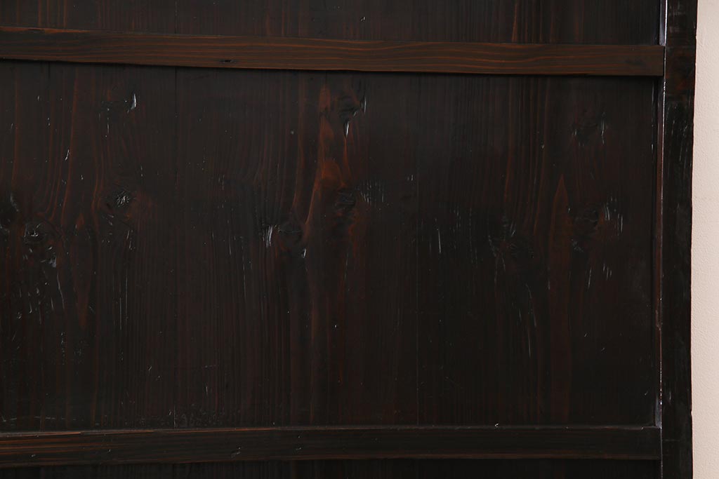 和製アンティーク　杉材　濃い色合いが渋さを醸し出す板戸(帯戸、引き戸、建具)2枚セット