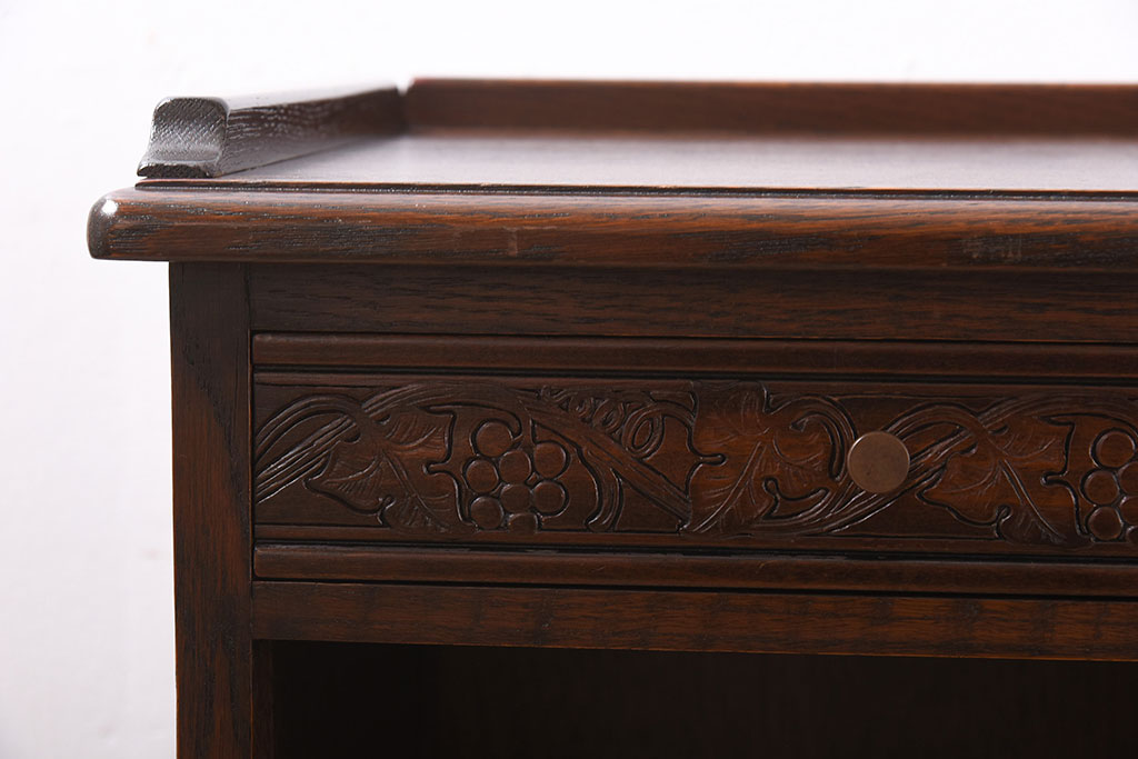 中古　イギリス輸入家具　オーク材　オープンラック　葡萄の彫刻がおしゃれなサイドテーブル(ナイトテーブル)