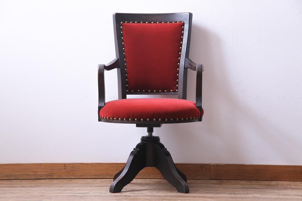 アンティーク家具　大正ロマン　深い色味のナラ材と深紅の座面がモダンな雰囲気を醸し出す回転椅子(アームチェア、ワークチェア、椅子)