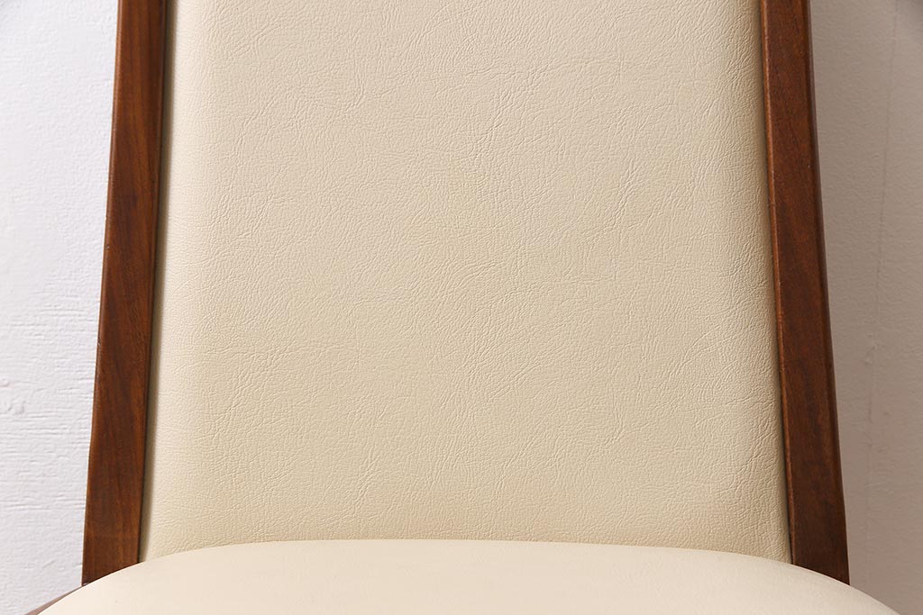ヴィンテージ家具　北欧ビンテージ　G-PLAN(ジープラン)　白のレザーが可愛らしいダイニングチェア(椅子)(1)