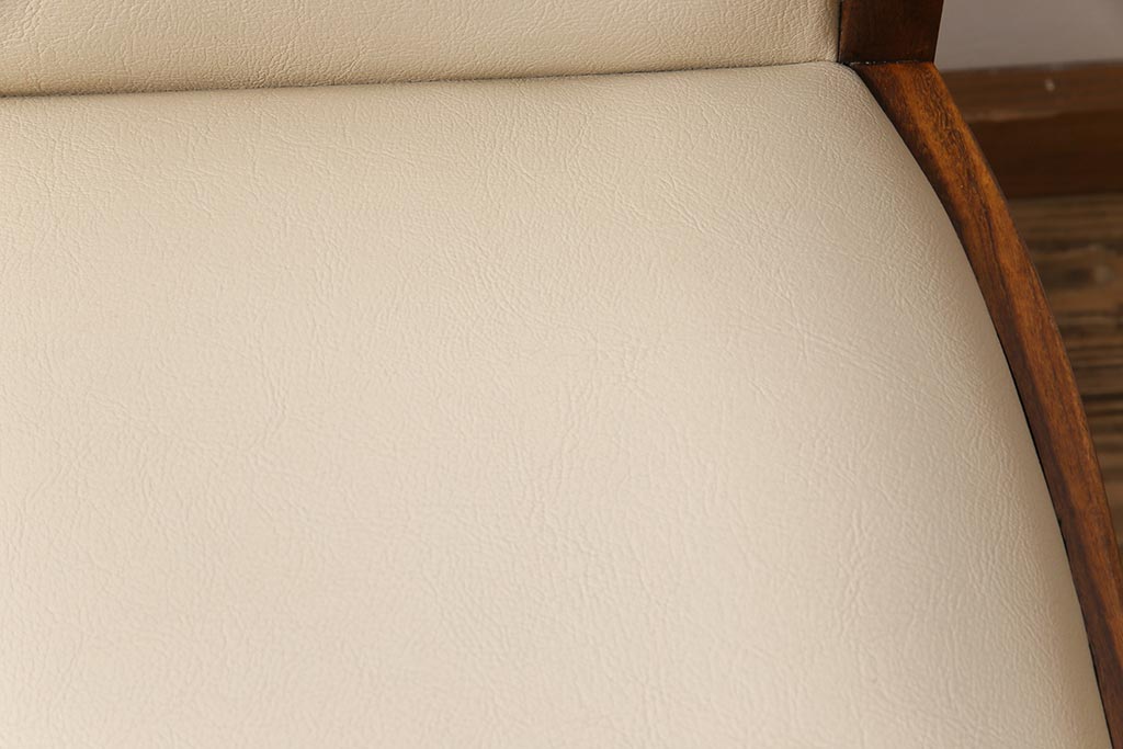 ヴィンテージ家具　北欧ビンテージ　G-PLAN(ジープラン)　白のレザーが可愛らしいダイニングチェア(椅子)(1)