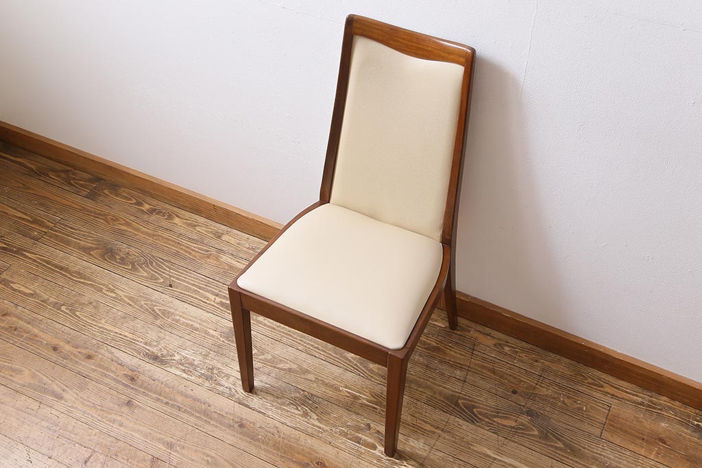 ヴィンテージ家具　北欧ビンテージ　G-PLAN(ジープラン)　白のレザーが可愛らしいダイニングチェア(椅子)(3)