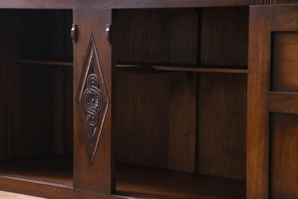 アンティーク家具　イギリスアンティーク　オーク材　伝統的なデザインの彫りが美しいカップボード(食器棚、飾り棚、キッチンボード)