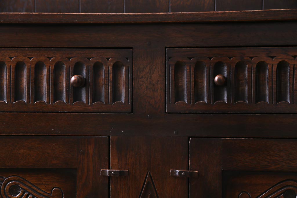 アンティーク家具　イギリスアンティーク　オーク材　伝統的なデザインの彫りが美しいカップボード(食器棚、飾り棚、キッチンボード)