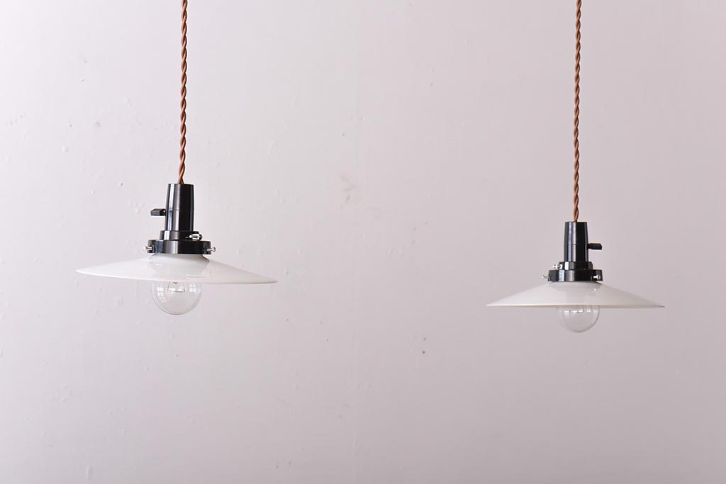 昭和レトロ　戦前　昔懐かしいデザインの平笠照明2個セット(吊り下げ照明、ペンダントライト)(1)