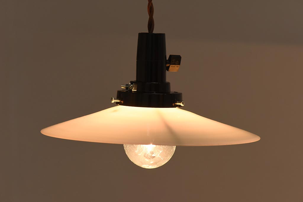 昭和レトロ　戦前　昔懐かしいデザインの平笠シェード(吊り下げ照明、天井照明、ペンダントライト)
