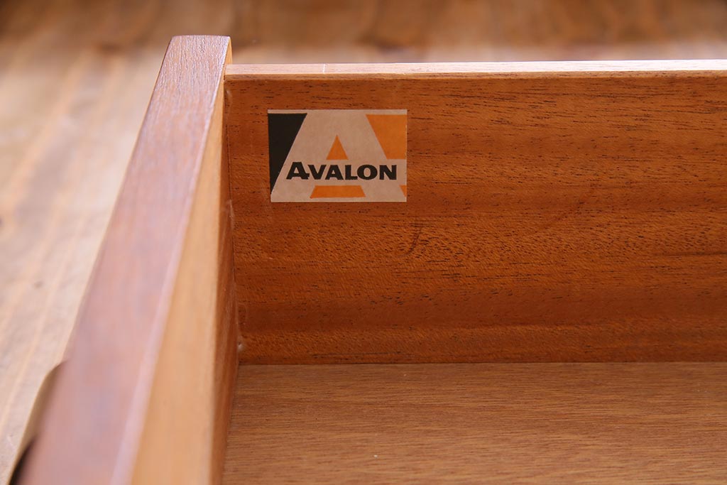 ヴィンテージ家具　北欧ビンテージ　AVALON　モダンな雰囲気漂う個性的な取っ手のチェスト(サイドボード)