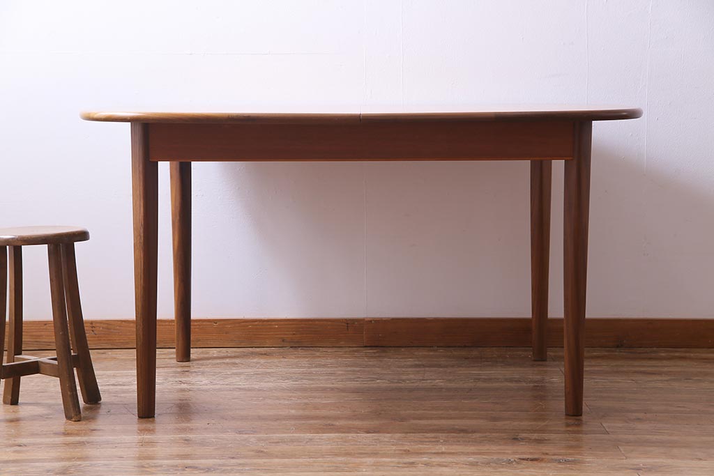 北欧ビンテージ家具　G-PLAN(ジープラン)　チーク材　柔らかな雰囲気漂うエクステンションテーブル(ダイニングテーブル)