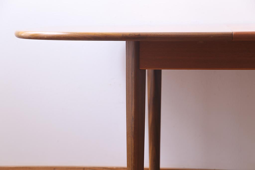 北欧ビンテージ家具　G-PLAN(ジープラン)　チーク材　柔らかな雰囲気漂うエクステンションテーブル(ダイニングテーブル)