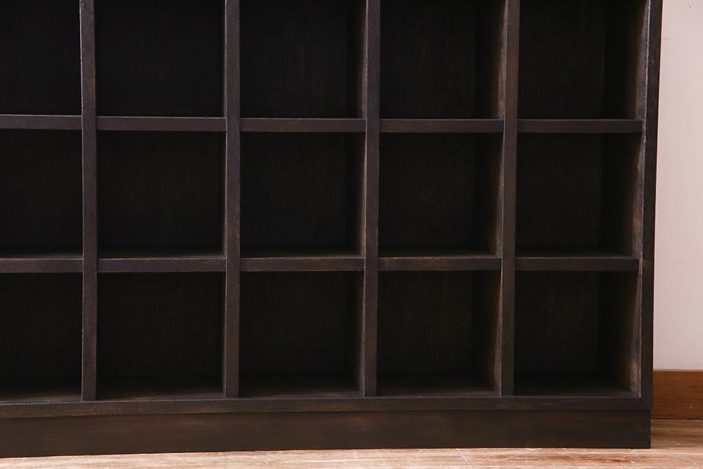 ヴィンテージ家具　ビンテージ　ダークな色合いと重厚な雰囲気が魅力のマス目棚(下駄箱、ロッカー、収納棚)