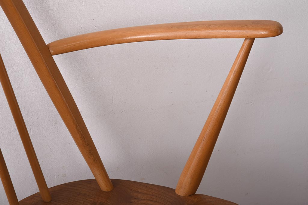 ヴィンテージ家具　イギリスビンテージ　ERCOL(アーコール)　木の温もり溢れるクエーカーアームチェア(椅子)