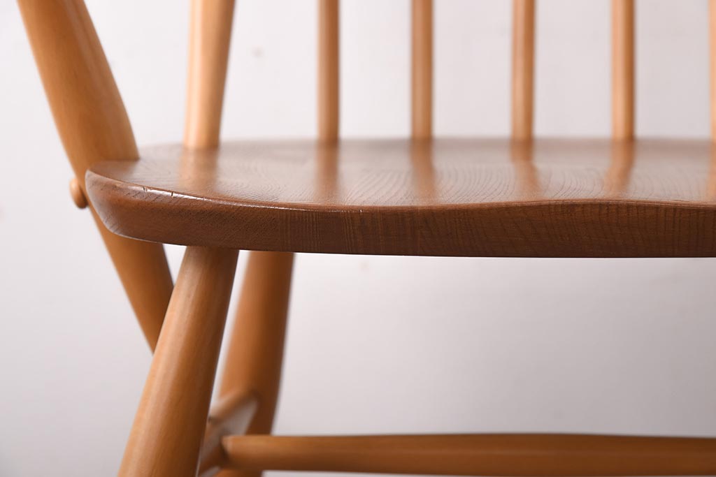 ヴィンテージ家具　イギリスビンテージ　ERCOL(アーコール)　木の温もり溢れるクエーカーアームチェア(椅子)