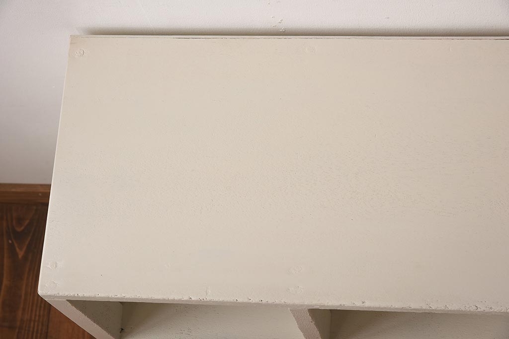 ペイント家具　学校の下駄箱をリメイクした鉄脚マス目棚(オープンラック、飾り棚)