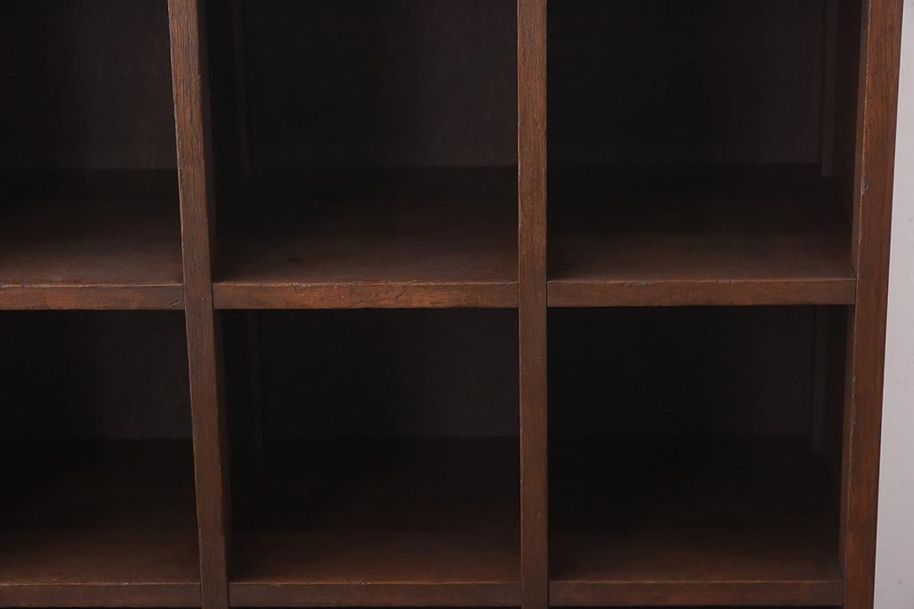 レトロ家具　昭和レトロ　学校の下駄箱をリメイクした味のある脚付きマス目棚(オープンラック、飾り棚)