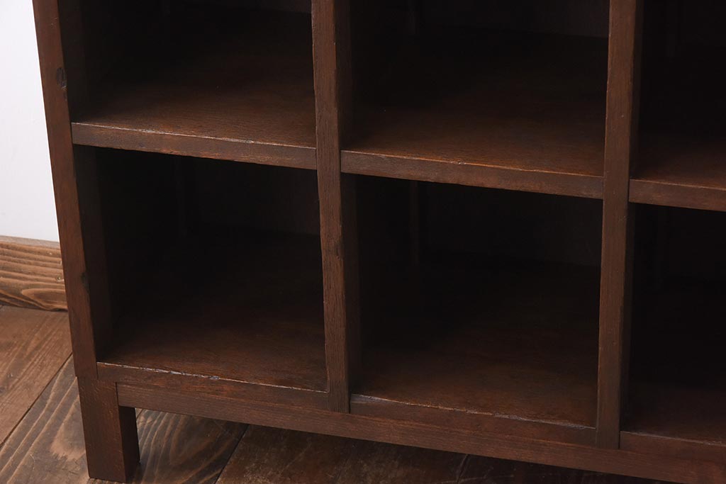 レトロ家具　昭和レトロ　学校の下駄箱をリメイクした味のある脚付きマス目棚(オープンラック、飾り棚)