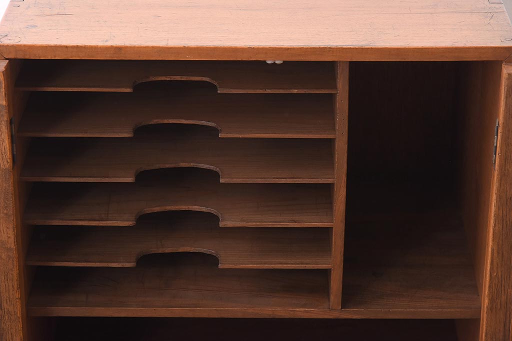 レトロ家具　昭和初期　整理整頓におすすめなレトロな雰囲気漂う収納棚(書類棚、キャビネット)