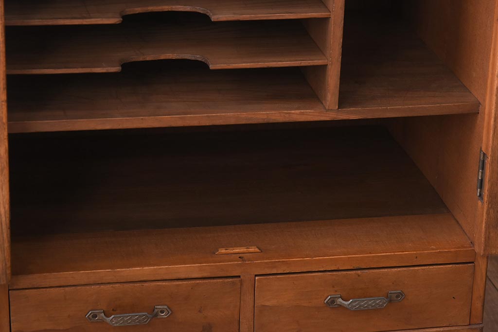 レトロ家具　昭和初期　整理整頓におすすめなレトロな雰囲気漂う収納棚(書類棚、キャビネット)
