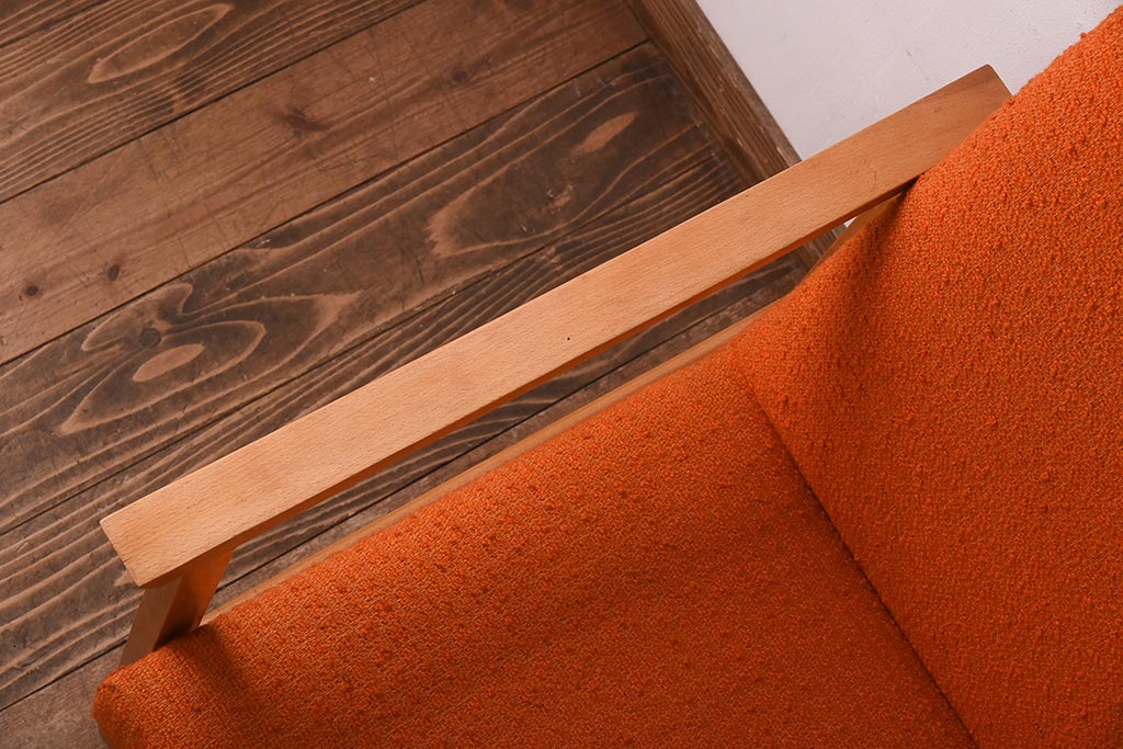 ヴィンテージ家具　イギリスビンテージ　ビーチ材　オレンジのファブリックが目を引く一人掛けソファ(1)
