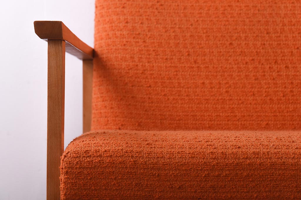 ヴィンテージ家具　イギリスビンテージ　ビーチ材　オレンジのファブリックが目を引く一人掛けソファ(1)