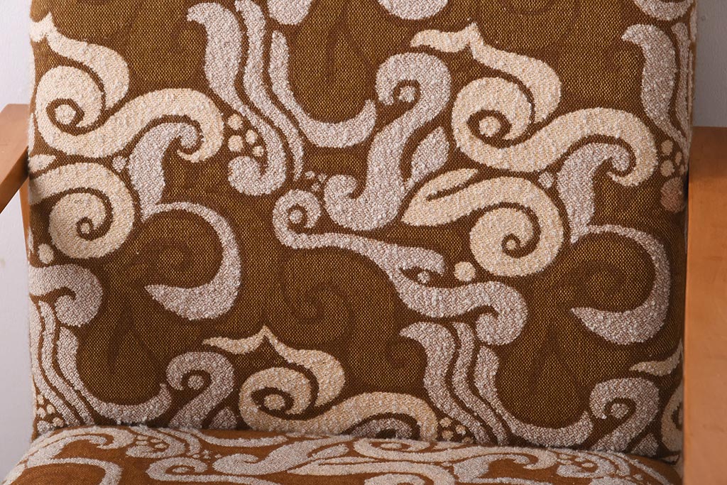 ヴィンテージ家具　イギリスビンテージ　ビーチ材　オリエンタル風の模様が目を引く一人掛けソファ(1)