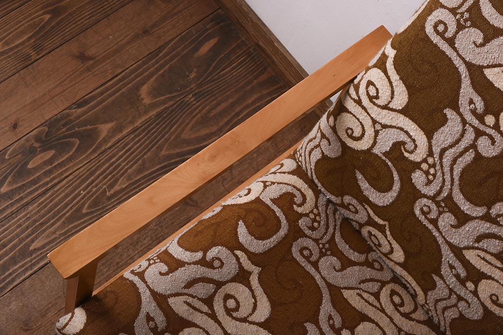 ヴィンテージ家具　イギリスビンテージ　ビーチ材　オリエンタル風の模様が目を引く一人掛けソファ(1)