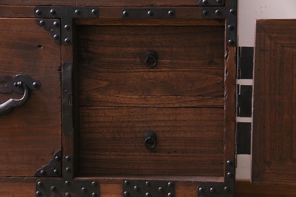 アンティーク家具　明治期　桐材　鋲金具が存在感を引き立てる脚付き箪笥ローボード(ローチェスト、衣装箪笥、桐箪笥、桐たんす)