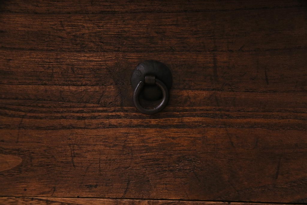 アンティーク家具　明治期　桐材　鋲金具が存在感を引き立てる脚付き箪笥ローボード(ローチェスト、衣装箪笥、桐箪笥、桐たんす)