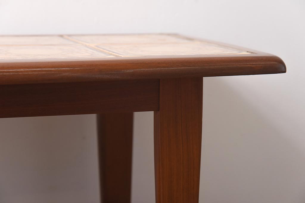 ヴィンテージ家具　北欧ビンテージ　チーク材　オリエンタルな雰囲気漂うタイルトップのコーヒーテーブル(センターテーブル)