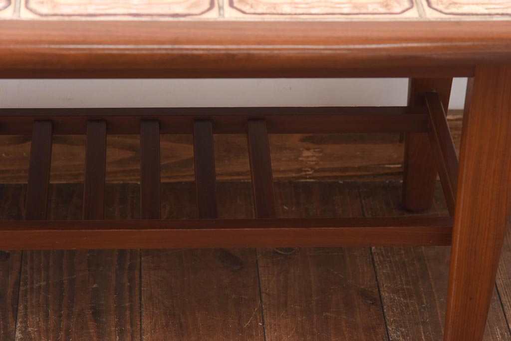ヴィンテージ家具　北欧ビンテージ　チーク材　オリエンタルな雰囲気漂うタイルトップのコーヒーテーブル(センターテーブル)