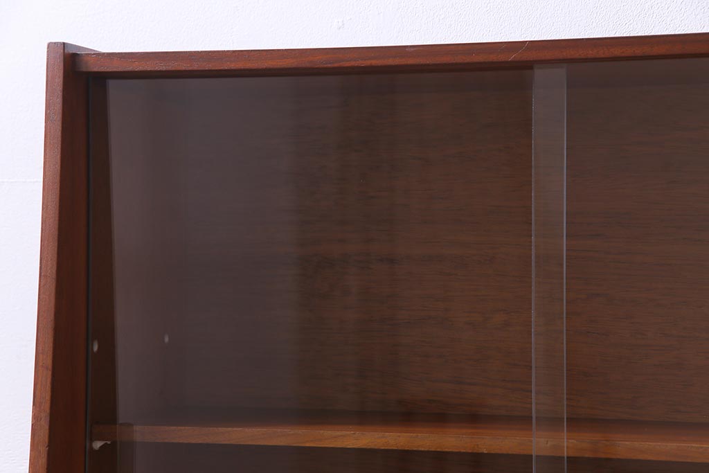 ヴィンテージ家具　北欧ビンテージ　チーク材　直線的なデザインの温もり溢れるキャビネット(収納棚)