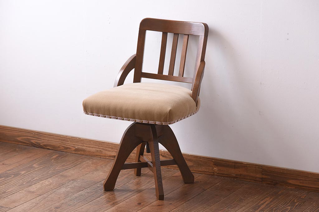 レトロ家具　ナラ材　柔らかな雰囲気が愛らしいレトロな回転チェア(回転椅子、イス)