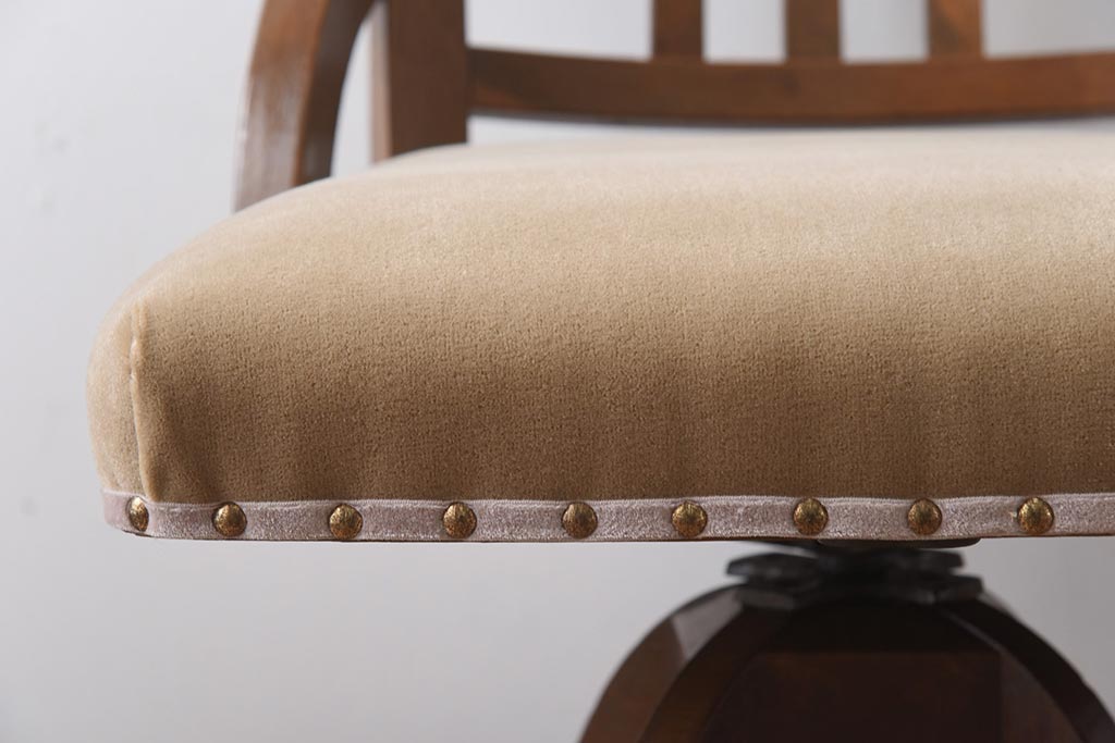 レトロ家具　ナラ材　柔らかな雰囲気が愛らしいレトロな回転チェア(回転椅子、イス)