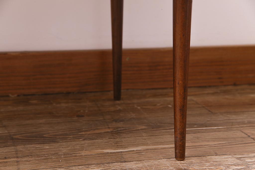 ヴィンテージ家具　ビンテージ　細身の脚のシンプルなセンターテーブル(ローテーブル)