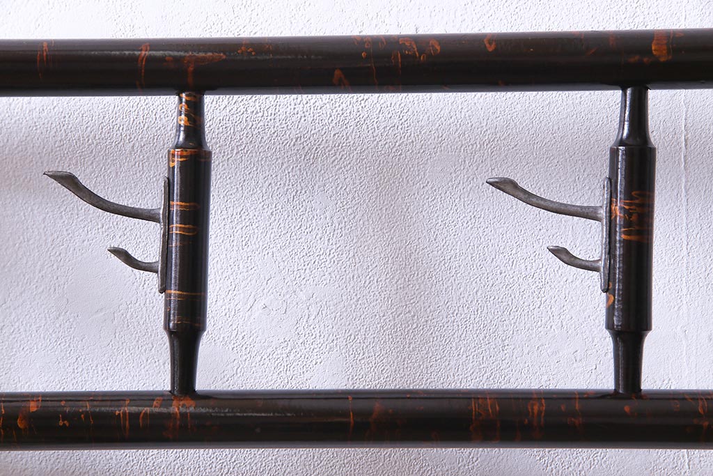 アンティーク雑貨　昭和中期　樹皮の様な模様が美しい上品な衣桁(ハンガーラック)