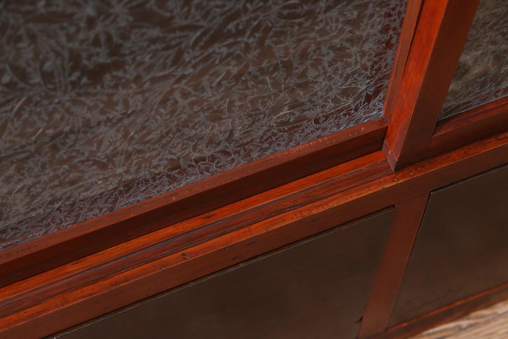 レトロ家具　和製アンティーク　レトロな雰囲気漂う結霜ガラス入りの戸棚(収納棚、食器棚)