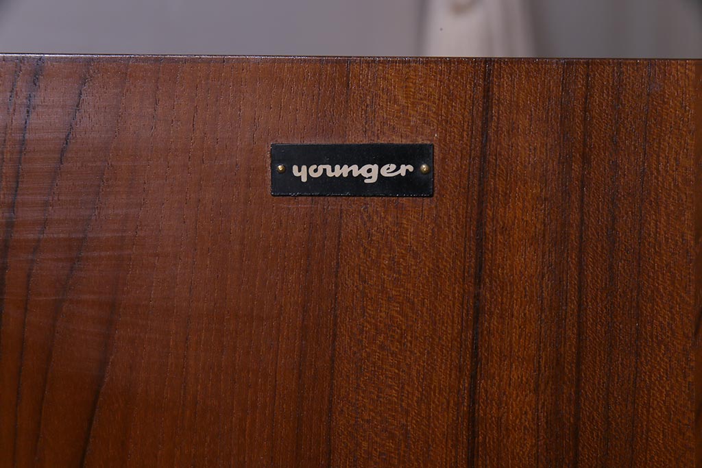 ヴィンテージ家具　イギリスビンテージ　younger社　北欧テイストでスタイリッシュなサイドボード(収納棚)