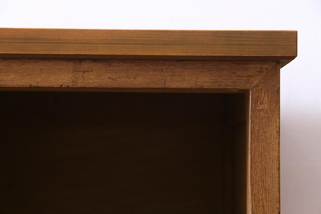 昭和レトロ　飾り気のない作りが魅力的な脚付きマス目棚(ロッカー、下駄箱)(1)