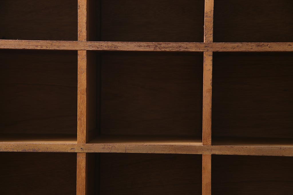 昭和レトロ　飾り気のない作りが魅力的な脚付きマス目棚(ロッカー、下駄箱)(1)