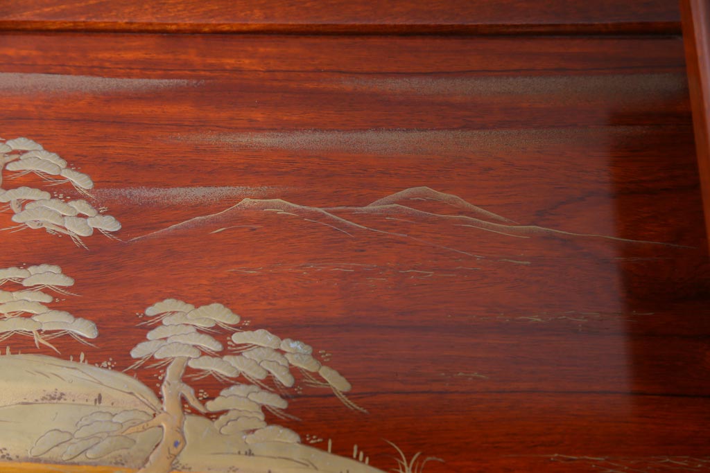中古　カリン材　漆塗り　蒔絵で描かれた松の図が美しい茶棚(飾り棚、花梨材)(定価約40万円)