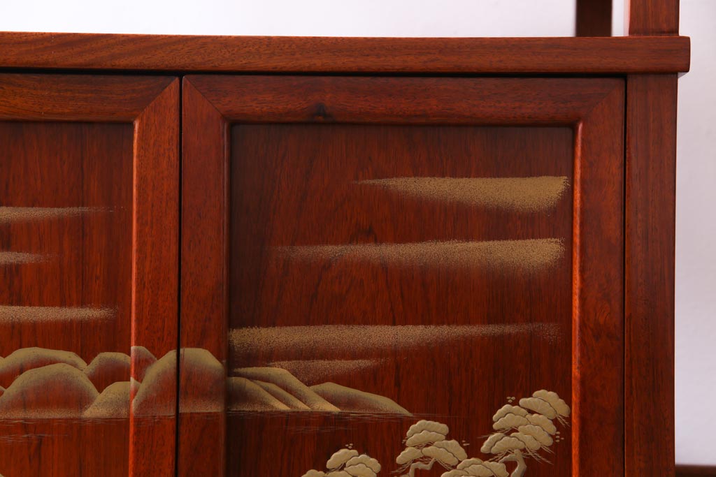 中古　カリン材　漆塗り　蒔絵で描かれた松の図が美しい茶棚(飾り棚、花梨材)(定価約40万円)