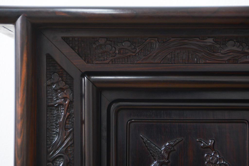 ビンテージ　民芸家具　縞黒檀材　艶やかな質感が高級感漂う飾り棚(茶棚)