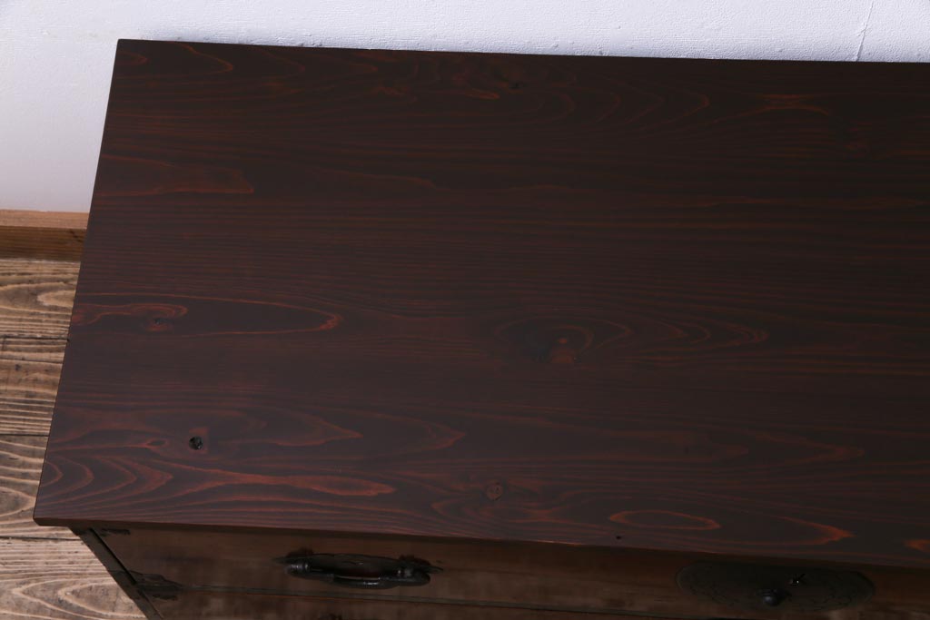アンティーク家具　和製アンティーク　リメイク　前面栗材　桜丸金具　漆塗りが上品な印象を与える米沢箪笥ローボード(ローチェスト、引き出し)